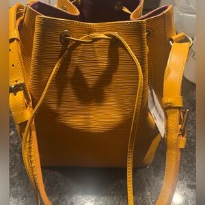 🌝 Louis Vuitton Noe in golden epi leather.  Petit. Gorgeous condition. 🌝